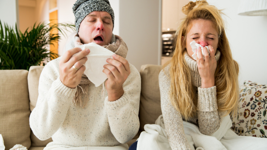 De vanligaste symtomen på influensa är allmän sjukdomskänsla, hög feber, hosta och snuva. Foto: Shutterstock
